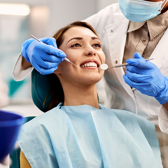 Mujer recibiendo un examen dental